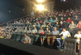 Comemoração alusiva ao Dia do Soldado reúne policiais do 3º BPM no cinema em Arapiraca