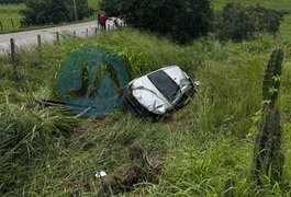 Caminhonete para em área baixa às margens da AL-110 após saída de pista, em Arapiraca