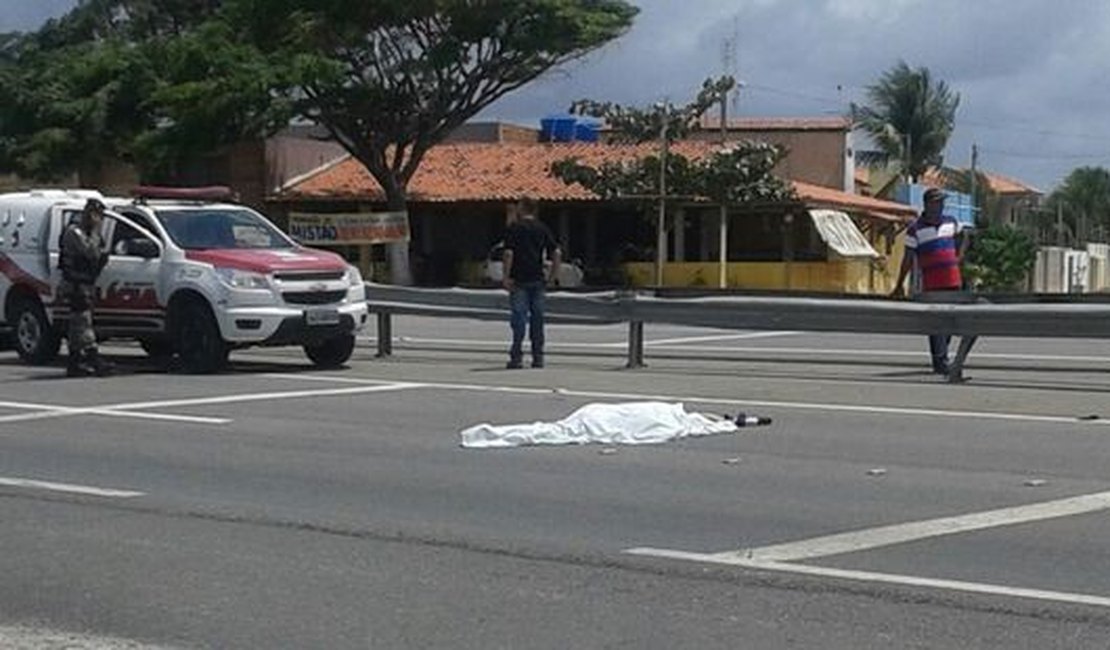 Motorista avança na faixa de pedestre, atropela e mata idosa AL-101 Sul