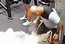 VÍDEO: Personal trainer viraliza após acionar extintor de incêndio durante instrução de agachamento