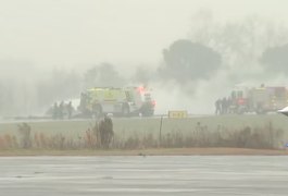 Avião cai durante pouso e pega fogo nos EUA; piloto da Nascar Greg Biffle, mulher e filhos morrem em acidente