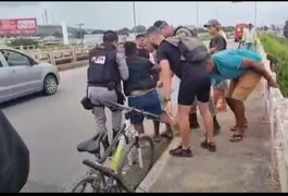 Com ajuda de populares, policiais militares resgatam jovem que ameaçava pular de viaduto, em Arapiraca