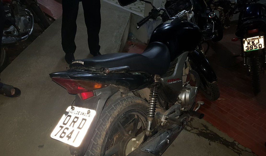 Jovens são detidos com motocicleta roubada em Arapiraca