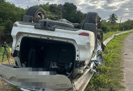 Carro atinge proteção metálica e capota na AL-101 Sul durante a madrugada