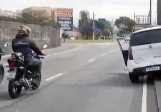 VÍDEO. Caminhão ‘arrasta’ carro em briga de trânsito na Zona Norte do Rio