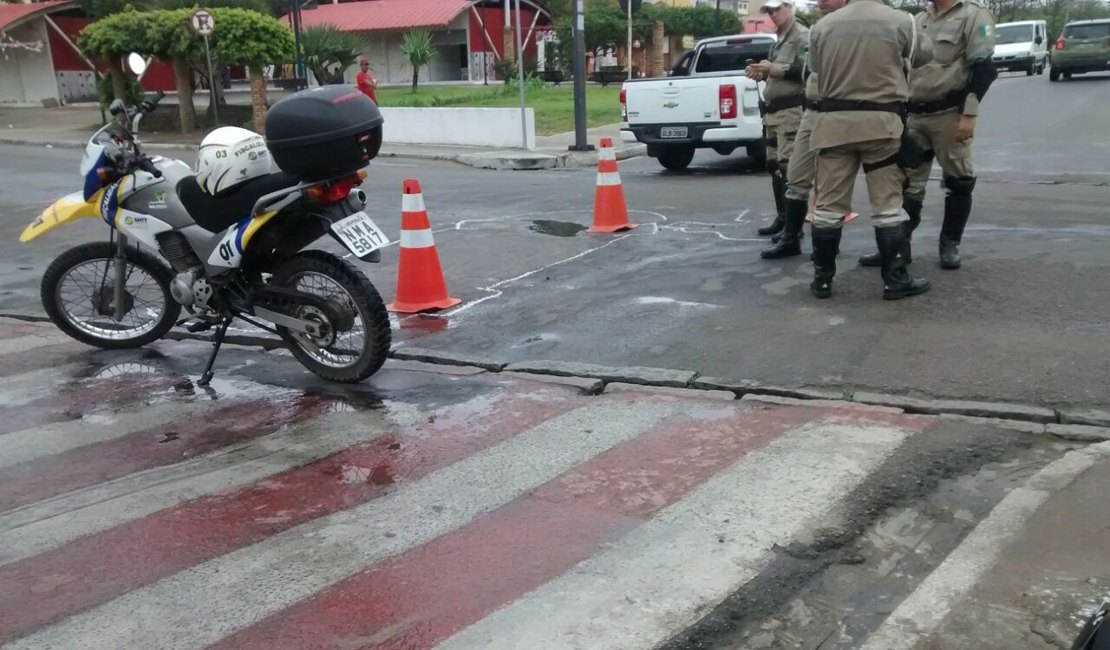 Colisão em cruzamento deixa trânsito congestionado no Centro de Arapiraca