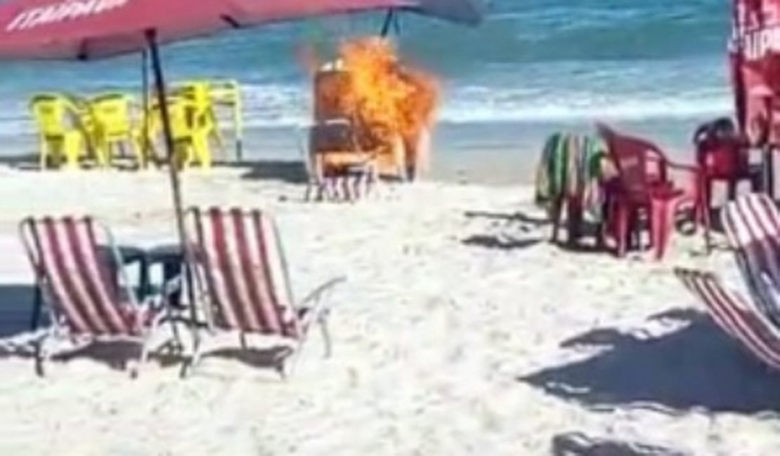 Vídeo: Carrinho de vendedor de milho pega fogo na Praia do Francês