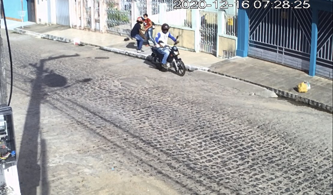 Imagens flagram mototaxista clandestino e passageiro realizando assaltos em Arapiraca