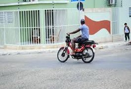 Mulher tem a moto furtada em frente ao trabalho no Centro de Arapiraca