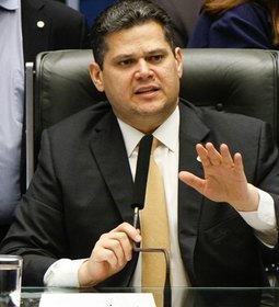 Alcolumbre confirma para esta quarta-feira votação da PEC do fim da escala 6x1