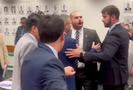 Eduardo Bolsonaro xinga e ameaça bater em deputado petista