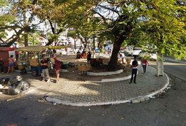 Morador de rua é gravemente ferido durante briga em praça pública de Maceió