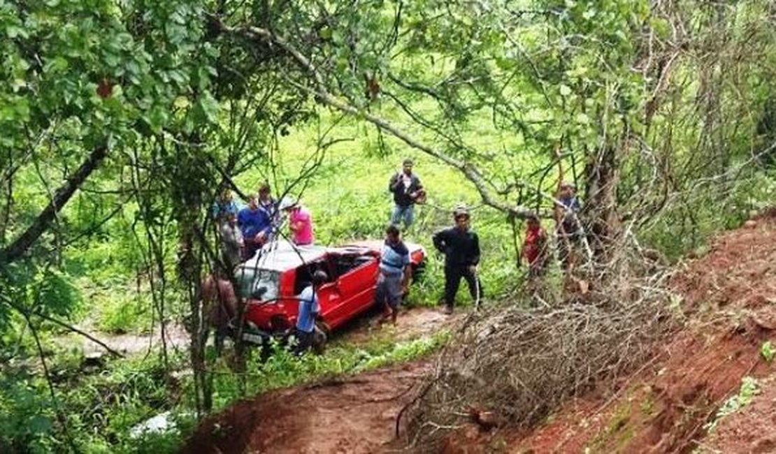 Carro capota e cai em ribanceira no município de Taquarana