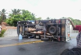 Caminhão carregado com botijões de gás tomba em Piaçabuçu