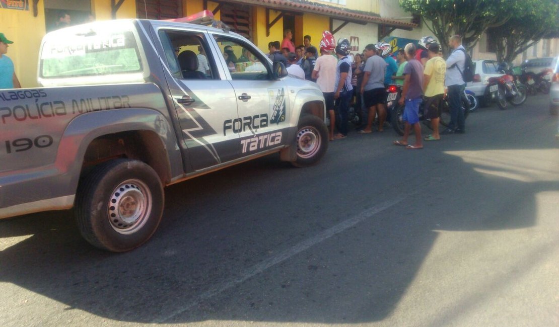 Suspeito de assalto é detido em flagrante por policiais à paisana em bar de Arapiraca