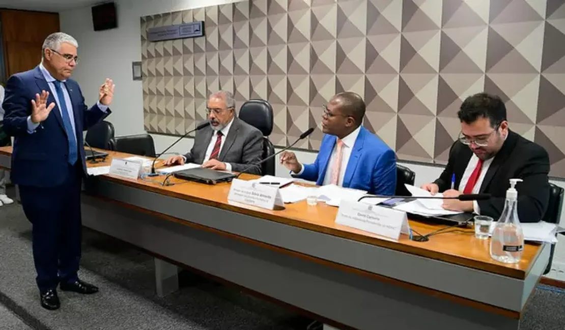 Senador tenta entregar réplica de feto para o ministro Silvio de Almeida, que recusa: 'Não vou receber'
