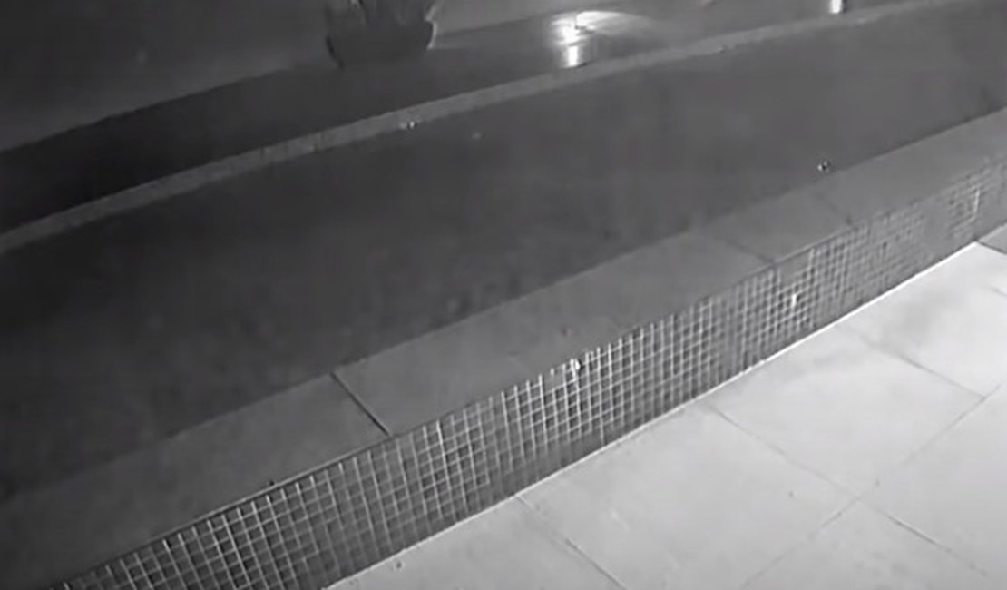 Vídeo mostra momento em que piscina desaba em garagem de condomínio de luxo