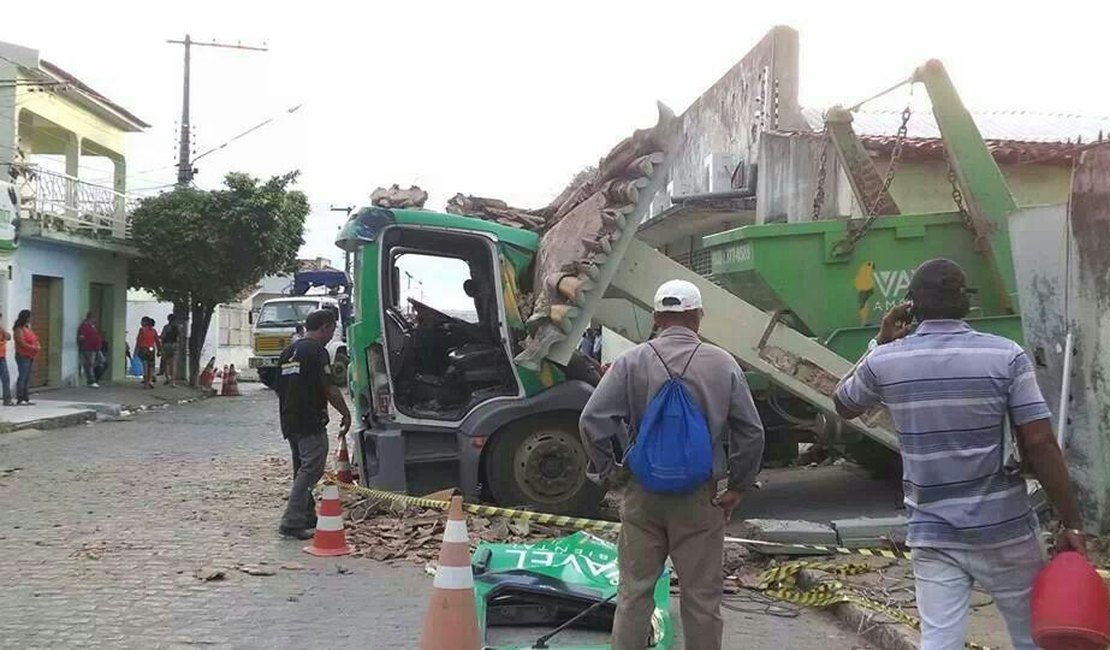 Caminhão destrói estrutura do Hospital Regional de Arapiraca durante coleta de entulhos