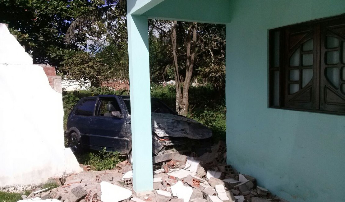 Motorista perde controle de veículo e colide contra muro de residência no Povoado Pau D’arco