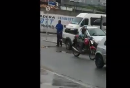 Vídeo. Funcionário de empresa de ônibus é flagrado tapando buracos em Arapiraca