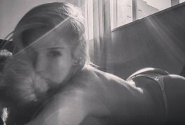 Pietra Príncipe mostra calcinha fio dental em foto em preto e branco