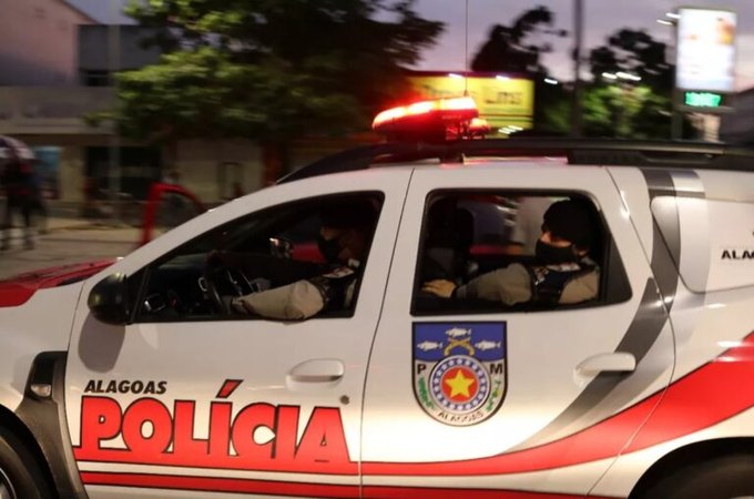 Homem invade residência e furta celular que estava em mesa, no bairro Brasília