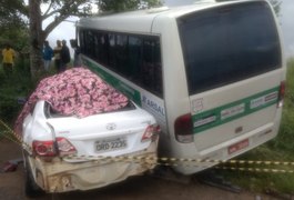 Vídeo: Colisão entre carro de passeio e micro-ônibus deixa uma pessoa morta na AL 210