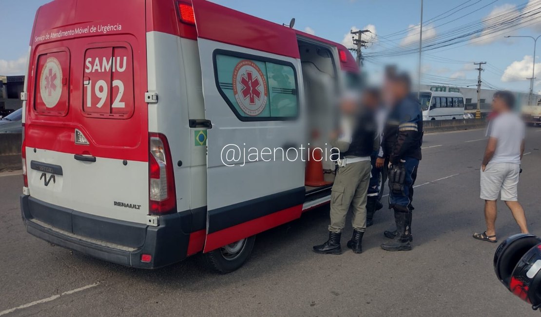 Acidente envolvendo moto e carreta deixa motociclista ferido, em Arapiraca