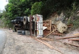 Caminhão tomba e deixa dois feridos em Passo do Camaragibe