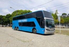 Agentes de trânsito flagram ônibus realizando transporte turístico irregular em Maceió