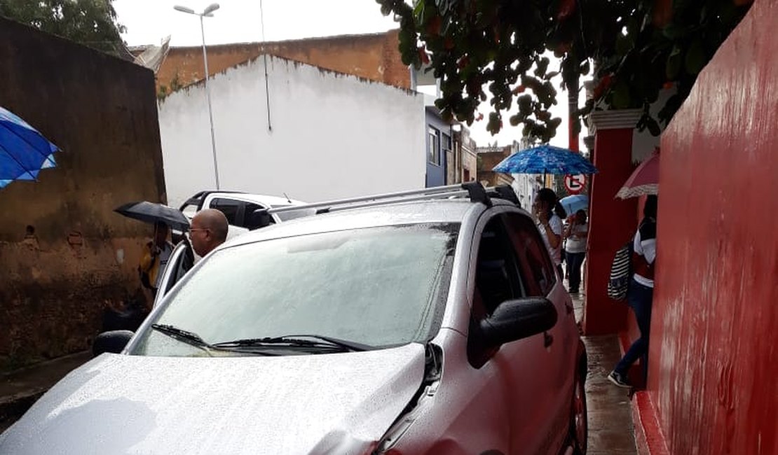Motorista perde controle de carro e bate em muro de escola