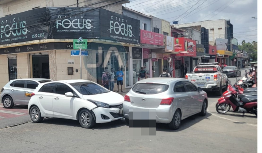 Colisão entre dois carros é registrada no cruzamento das ruas Domingos Correia e Boa Vista, em Arapiraca