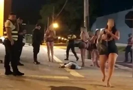 Policial federal não paga programa e tem dentes quebrados e orelha rasgada por mulheres trans