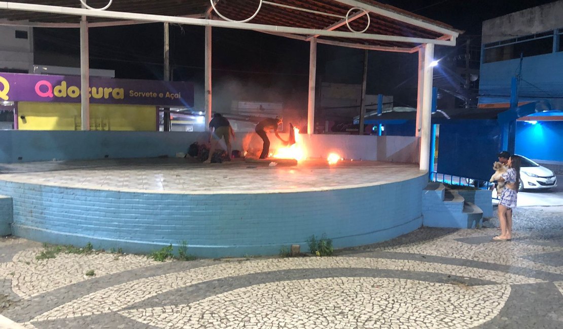 Carroceiro ateia fogo em moradores de rua que dormiam em coreto de Delmiro Gouveia