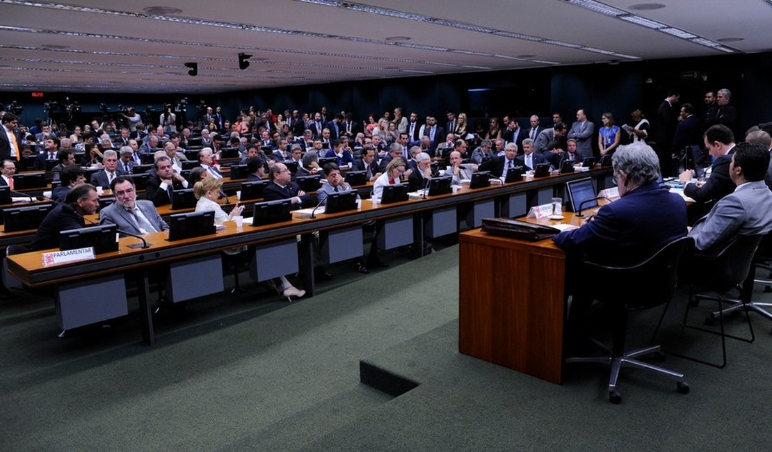 CCJ aprova relatório contrário à admissibilidade da denúncia contra Temer
