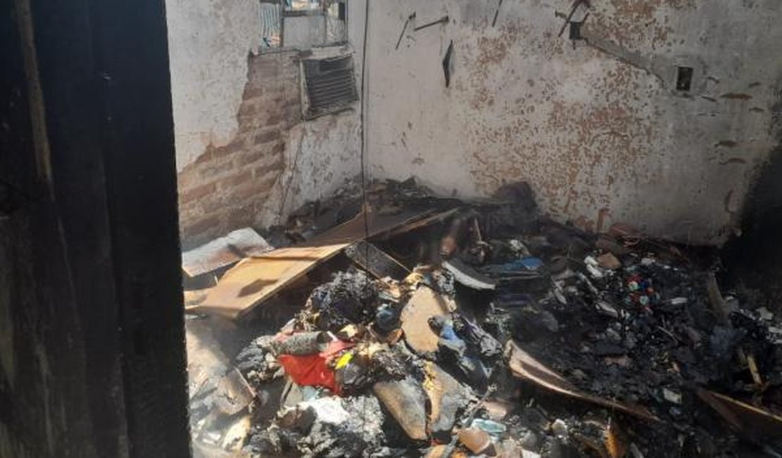Parte de residência fica destruída após incêndio, em Maceió