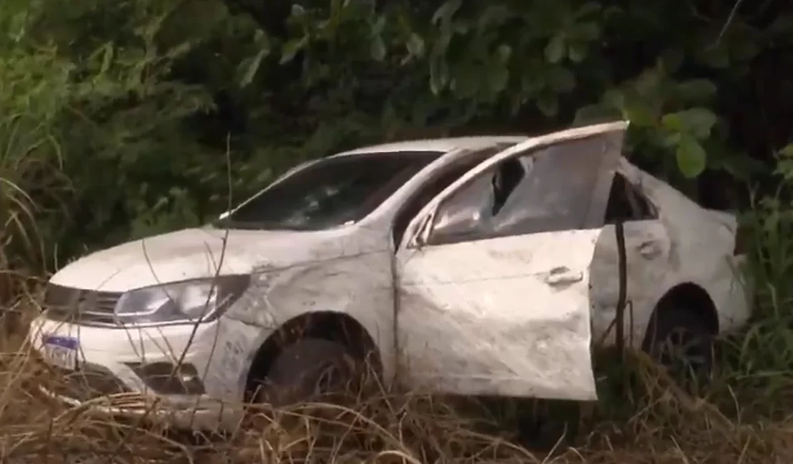 Saída de pista é registrada na AL-101 Sul após motorista perder controle de carro por causa da pista molhada