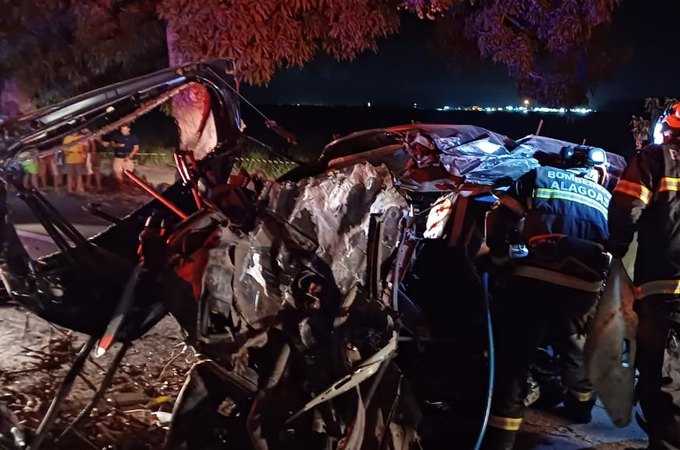 Motorista de carro fica ferido em forte batida com ônibus escolar em Atalaia