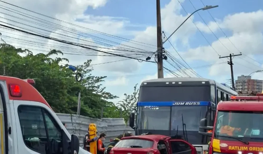 Motorista fica preso às ferragens após carro bater de frente com ônibus, em Maceió