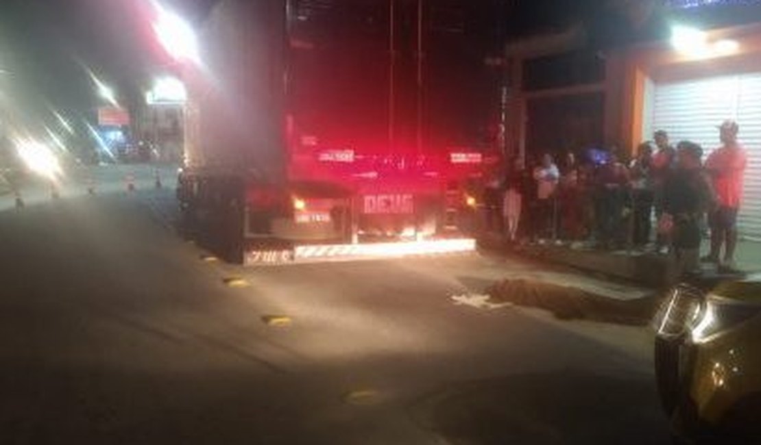 Homem embriagado cai na estrada e é atropelado por caminhão em Palmeira dos Índios