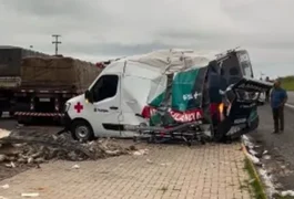 Oito pessoas ficam feridas após capotamento de ambulância do Samu