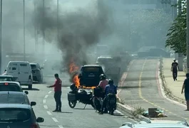 Carro pega fogo na Avenida Josefa de Melo, em Maceió, e Bombeiros são acionados