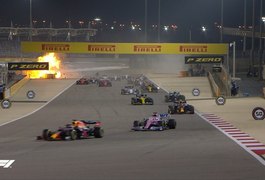 Vídeo. Carro explode no guard rail e piloto fica no meio das chamas, no GP de Barein