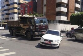 Acidente entre caçamba e táxi deixa feridos na Ponta Verde, em Maceió