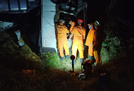 Dois morrem em colisão envolvendo carretas e trator na Lagoa do Pau