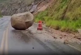 Pedra desaba na Serra da Catita e atinge BR-416 entre Ibateguara e São José da Laje