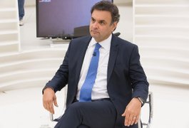 Jornalista deixa Aécio embaraçado ao perguntar-lhe sobre uso de cocaína