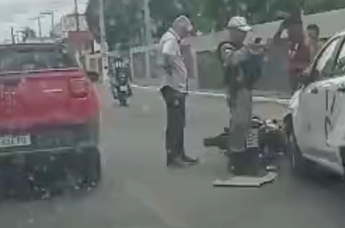 Colisão entre carro de empresa de telecomunicações e moto é registrada em Arapiraca