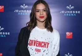 Marquezine vai a show de Ariana Grande com blusa furada de R$ 1.850