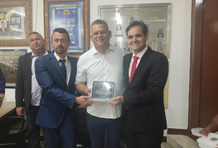 Em sessão solene, prefeito de Feira Grande recebe homenagem de vereadores